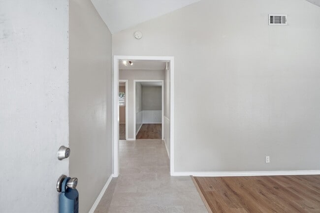 Building Photo - 2119 Williamsburg Ct S