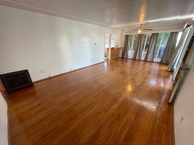 Building Photo - Charming 3BR/2BA Home Nestled in the Hills of South Ocean Beach - All Utilities Included