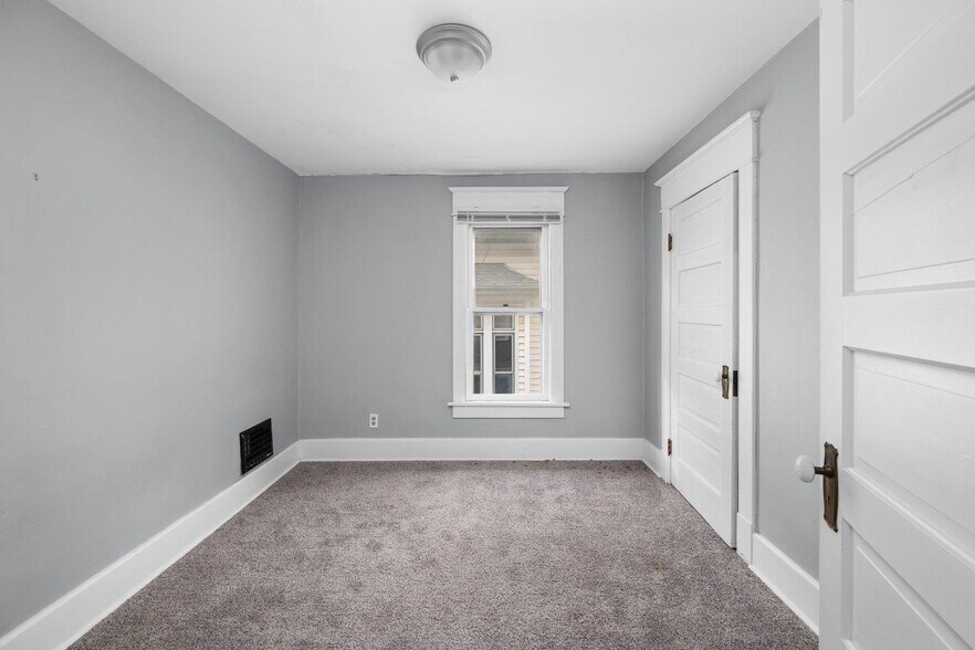 Building Photo - 1321 W 13th St