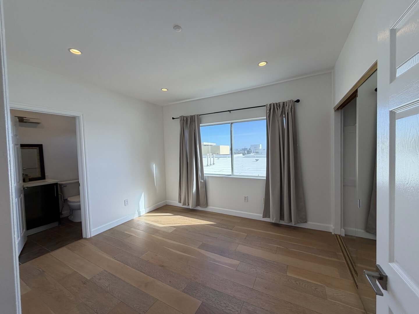 Building Photo - 1247 Barry Ave