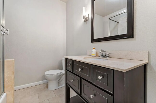Building Photo - Lovely condo in the heart of Mayfair!