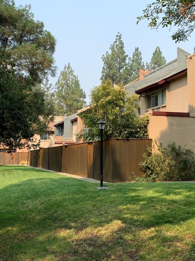 Building Photo - 419 Alvarado Ave