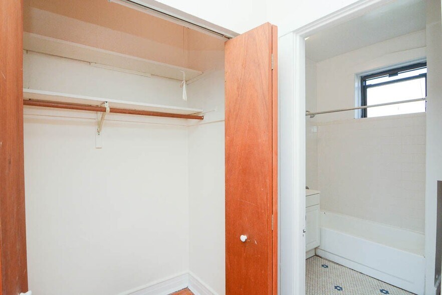 Building Photo - 832 W Waveland