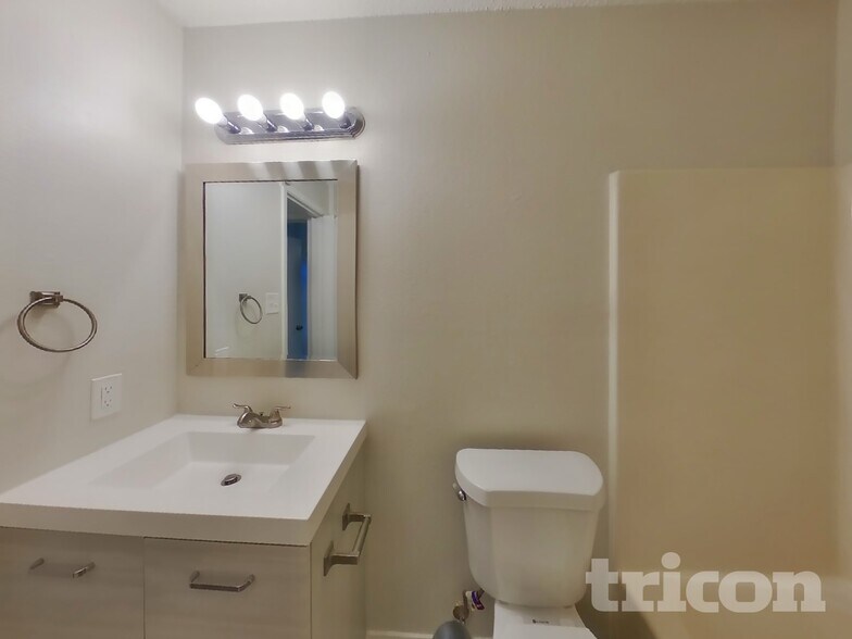 Building Photo - 820 Oak Grove Ln