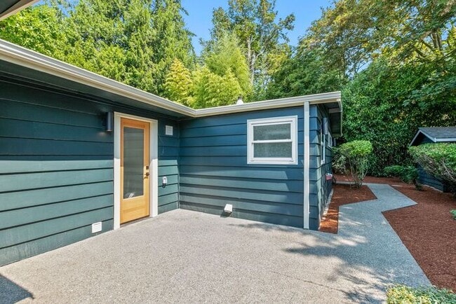 Building Photo - Elegant Air-Conditioned Newly Remodeled Matthews Beach Rambler