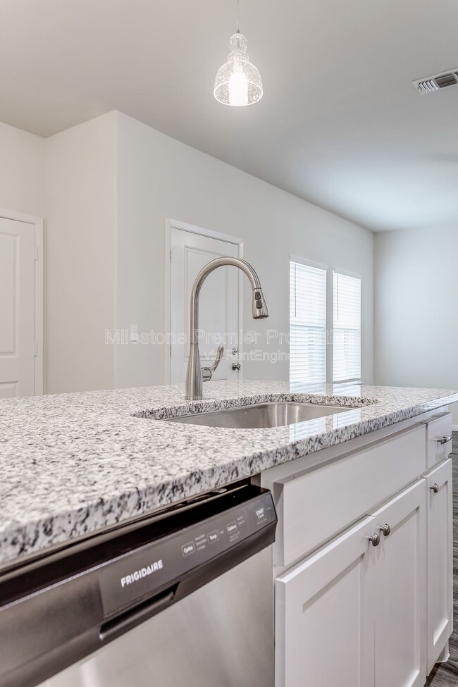 Building Photo - 2405 N Hickory St