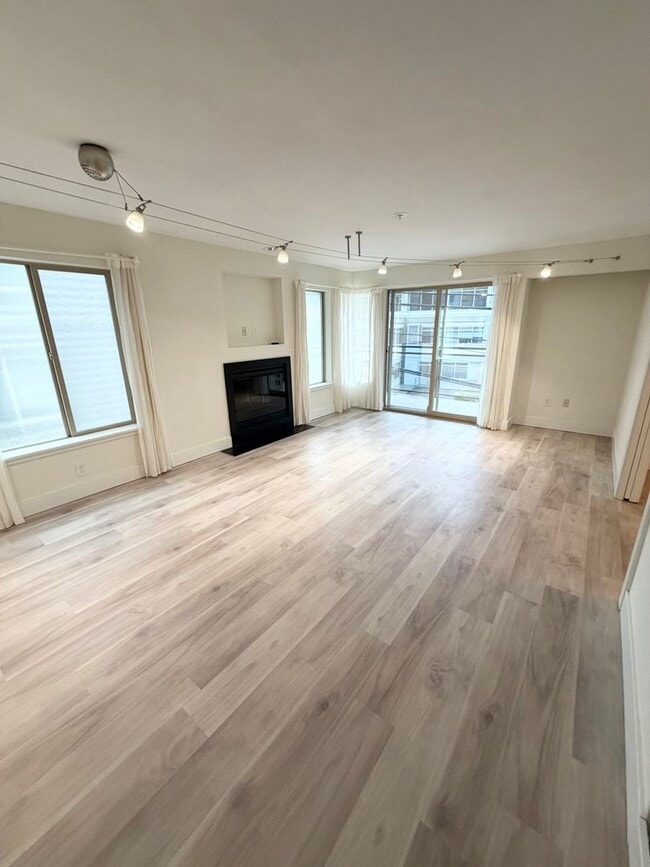 Building Photo - 1550 Eastlake Ave E