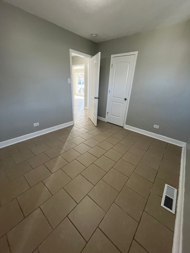 Building Photo - 2 Bedroom Ranch Home now available in Lans...