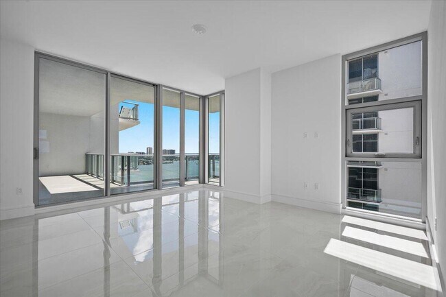 Building Photo - 220 Lake Shore Dr