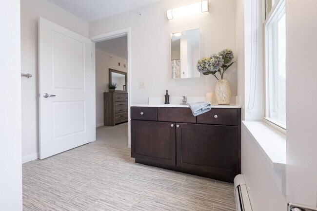Building Photo - Top Floor with a View - 2 Bedroom/ 2 Bathr...