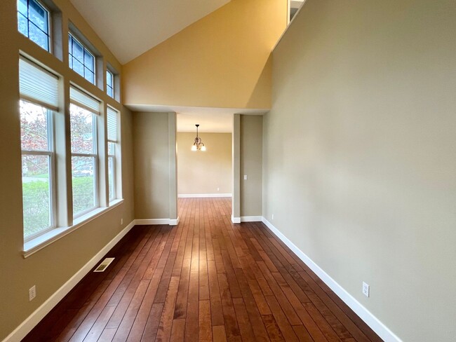 Building Photo - Spacious 4 Bed, 2.5 Bath House!