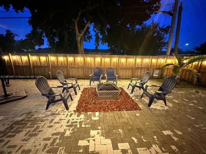 Building Photo - 2751 SW 4th Ct