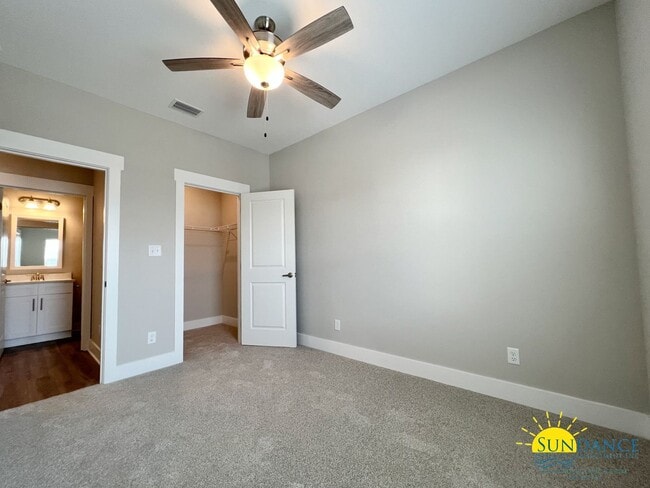Building Photo - Beautiful 3 Bedroom 2.5 Bathroom Townhome with Garage!