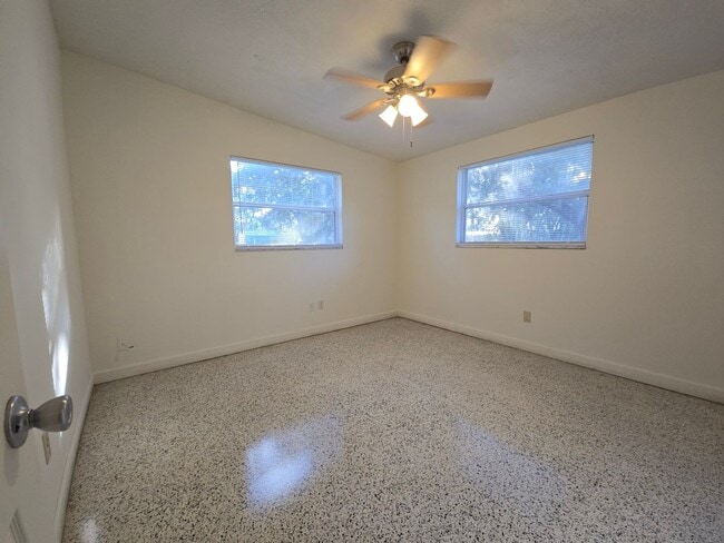 Building Photo - Spacious 3-Bed, 1-Bath Home on Quiet Road ...