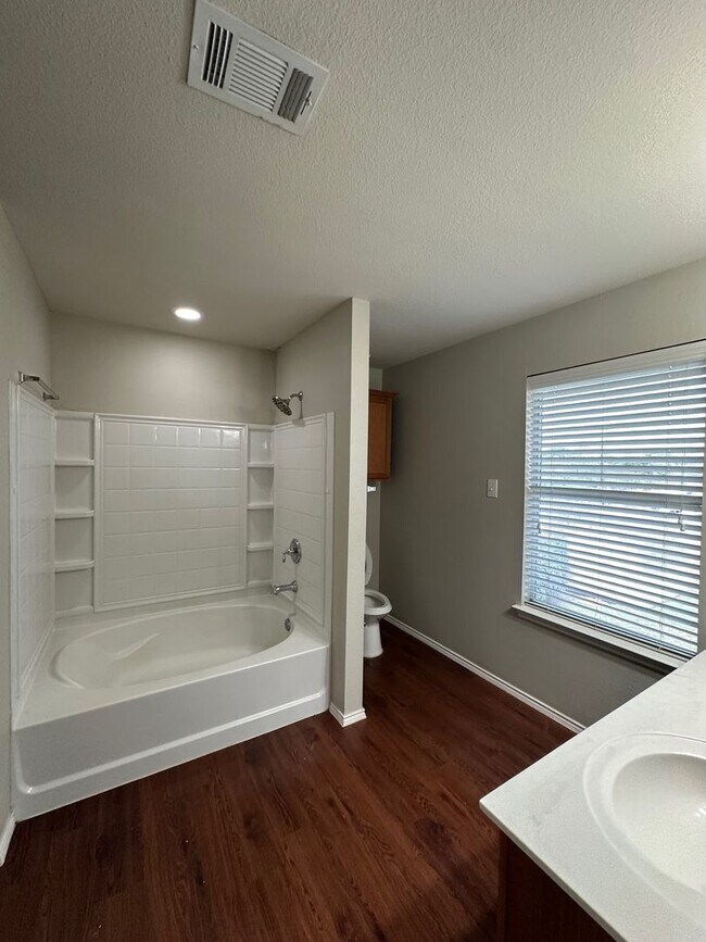 Building Photo - **Available 6/6/25**