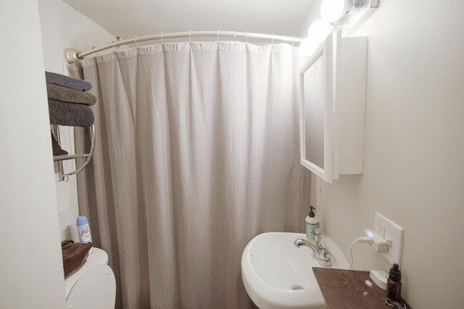 Building Photo - 1077 N Paulina St