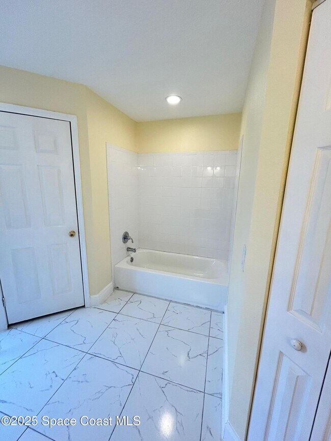 Building Photo - 3266 Weyburn Ave SE