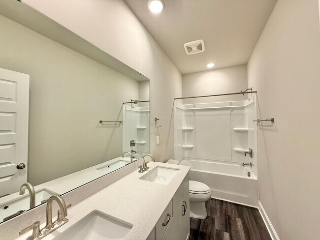 Building Photo - **OFFERING FIRST MONTH'S RENT FREE, $200 MOVE IN PROMOTION & REFUNDABLE APPLICATION FEES** New Co...