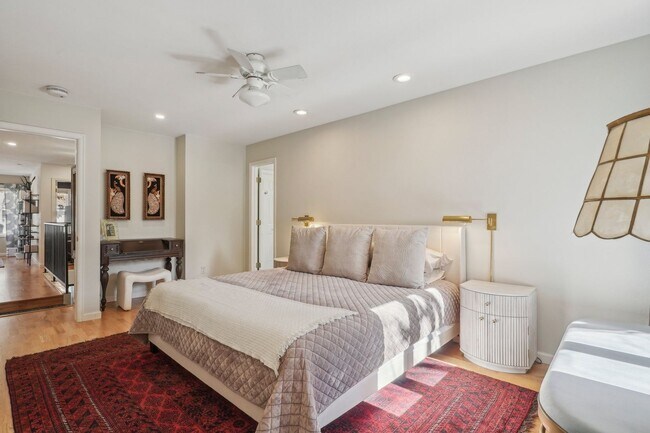 Building Photo - HALF MONTH RENT FREE!!!! GORGEOUS Brick To...