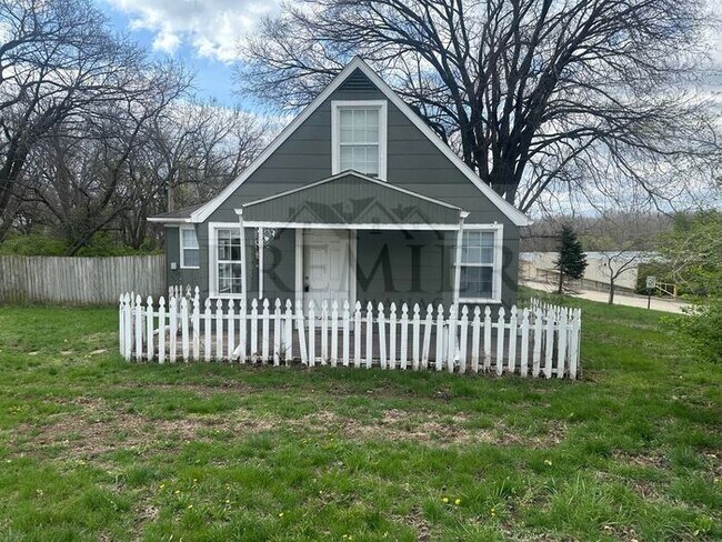 Building Photo - 10005 E 53rd St, Raytown, MO 64133- 3 bd / 1 ba house in Raytown Rent $1250