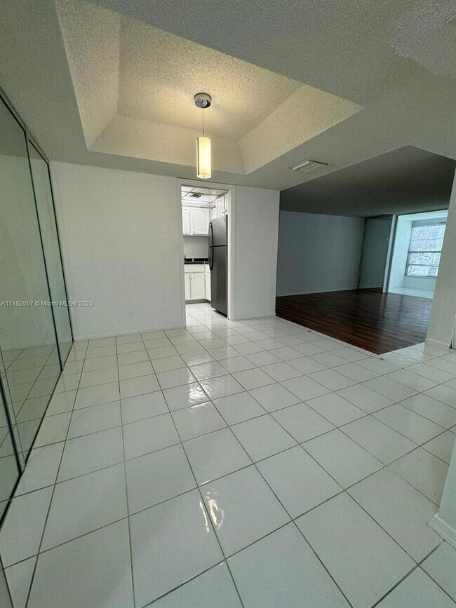 Building Photo - 3660 Inverrary Dr