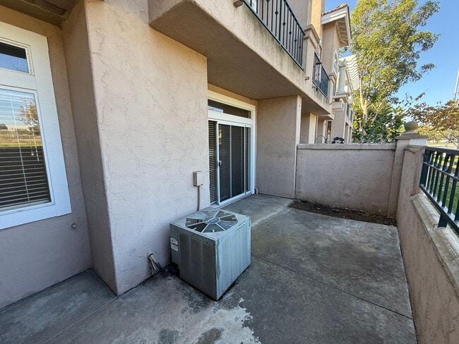 Building Photo - Beautiful 2 Bed, 2.5 Bath Townhome in Desi...