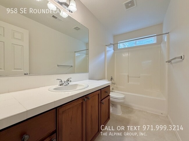 Building Photo - 958 SE Roundelay St