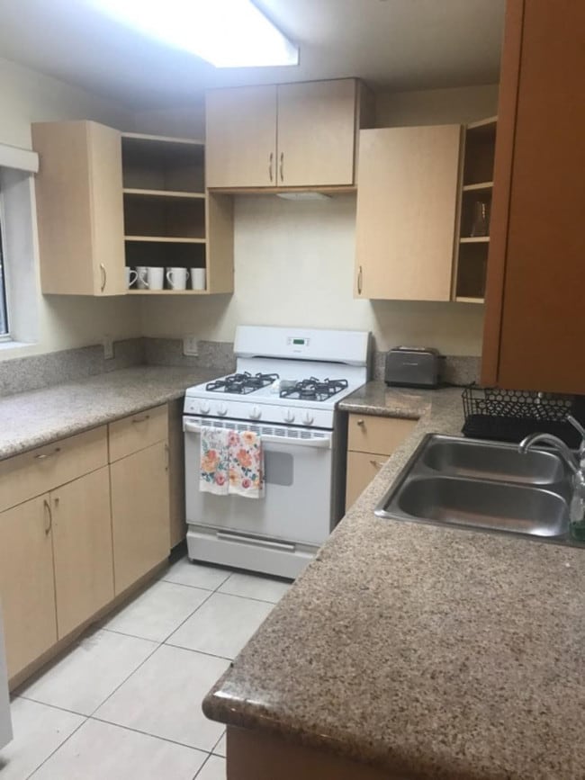 Building Photo - 14655 Vanowen St