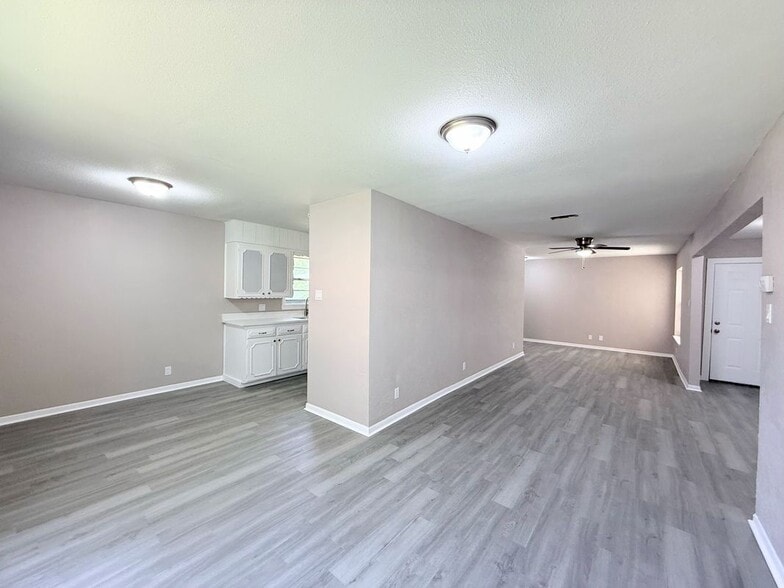 Building Photo - 1228 Oak Dr