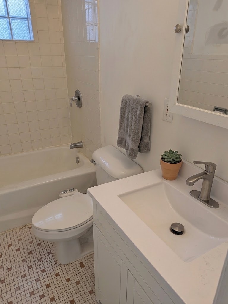 Full bath - 4853 N Talman Ave