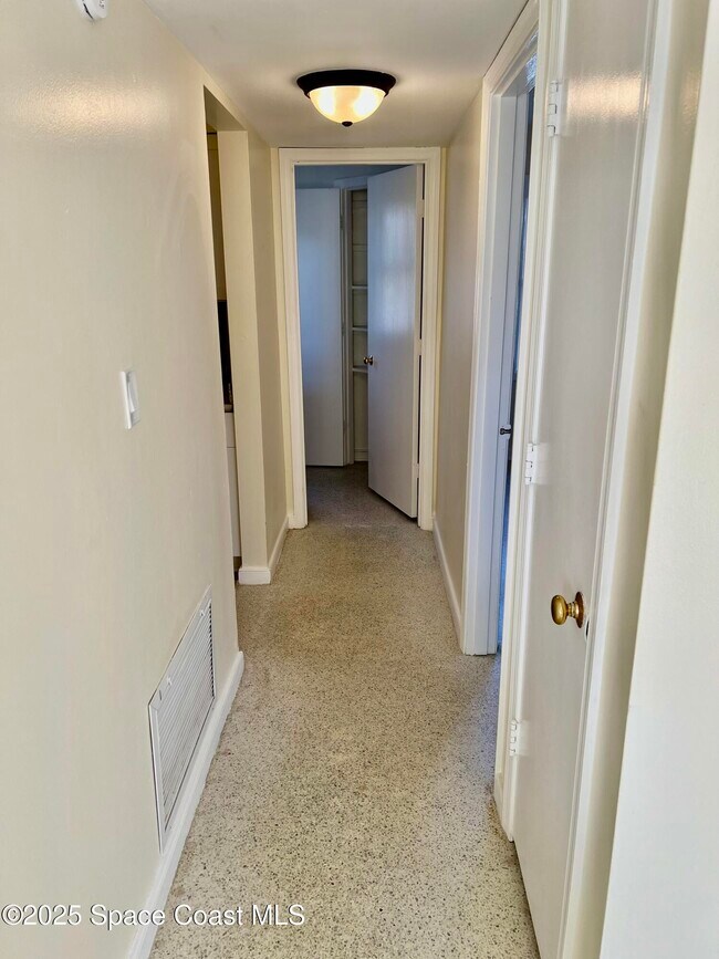 Building Photo - 931 Palm Springs Blvd