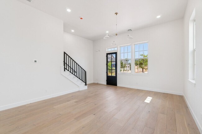 Building Photo - Minimalist Magic: 2-Bed Apartment Over Sel...