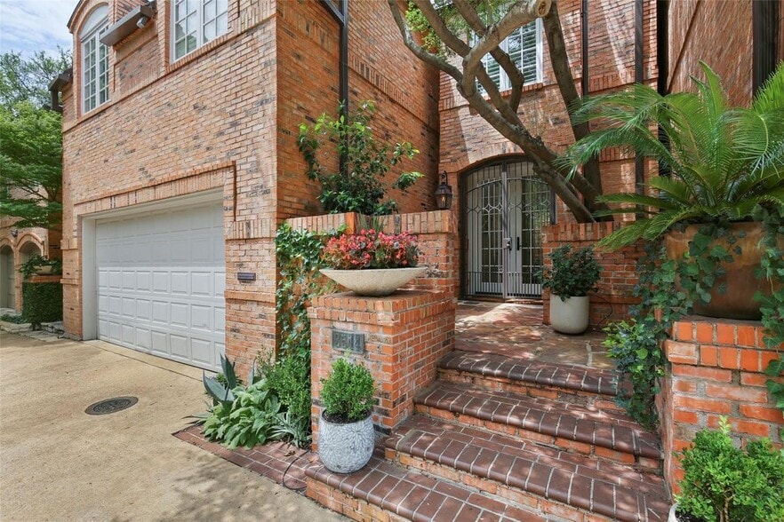 Primary Photo - 3514 N Fitzhugh Ave