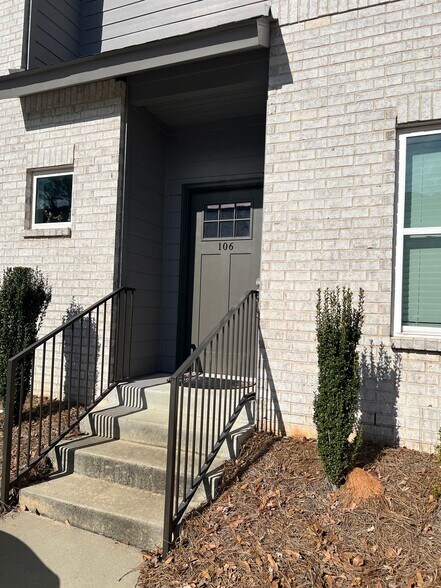 Building Photo - College Oaks E-106