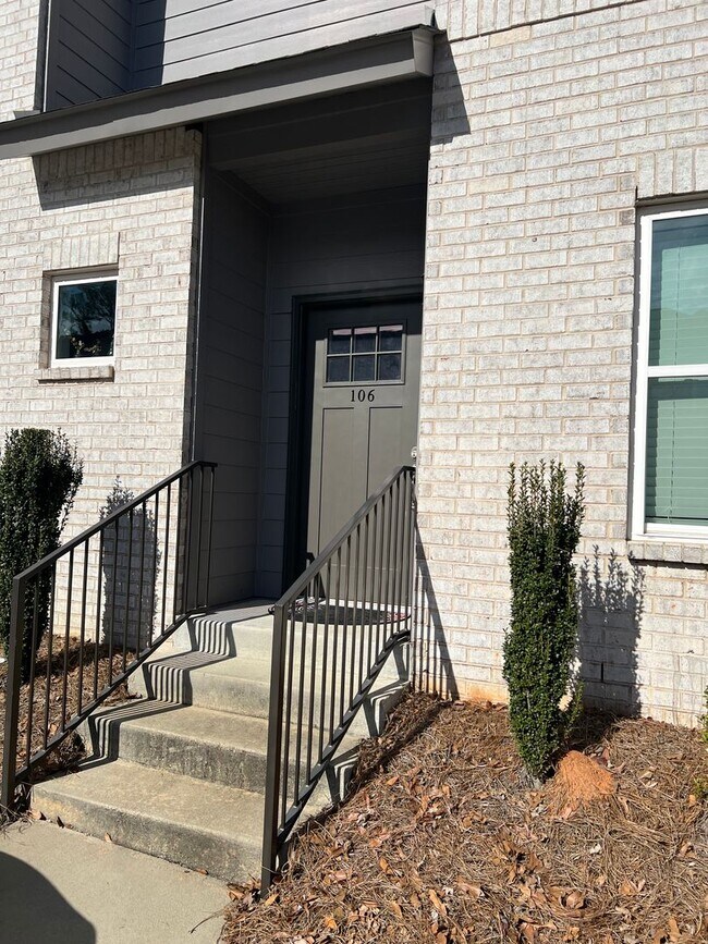 Building Photo - College Oaks E-106