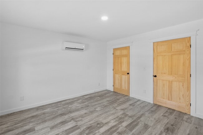 Building Photo - 423 W 3rd St