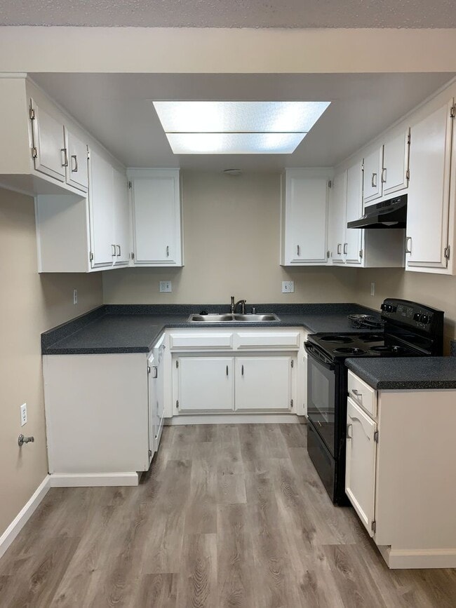 Building Photo - 4401 Parkwood Ct