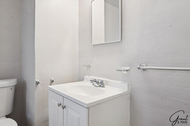 Building Photo - $1250 3 bedrooms