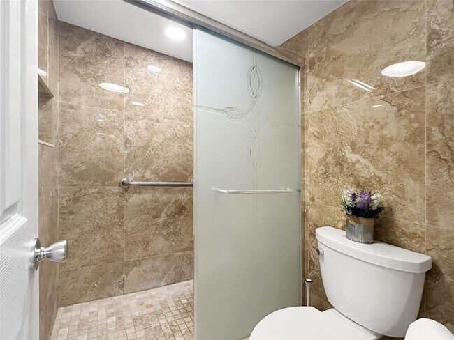 Building Photo - 3505 Oaks Way