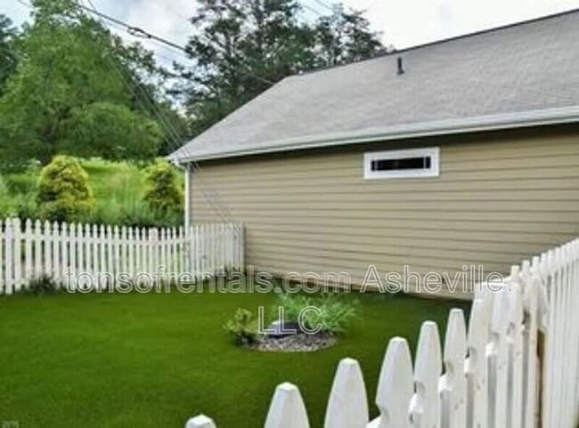 Building Photo - 277 Old Farm School Rd