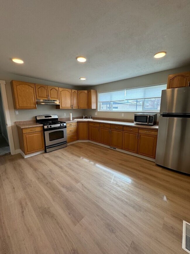 Building Photo - Beautiful remodeled home in Orem!