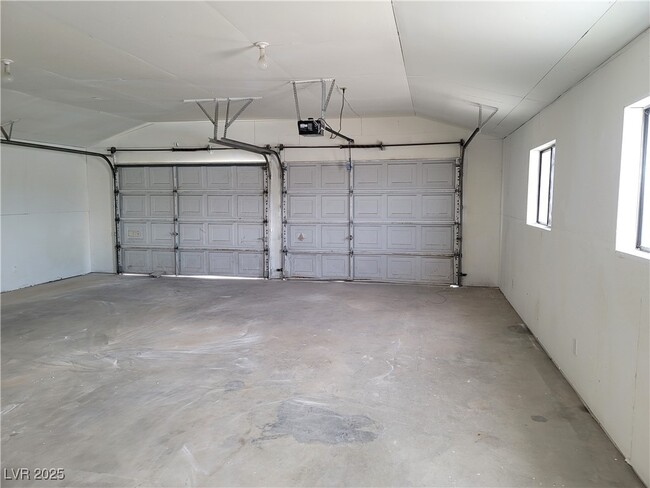 Building Photo - 664 Sky Rd