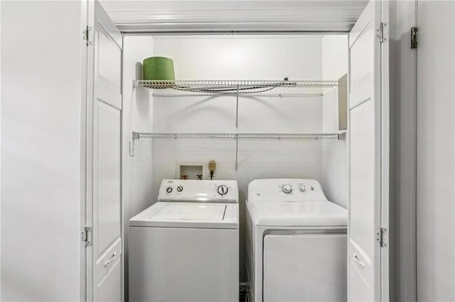 Building Photo - 2581 Sharondale Dr NE