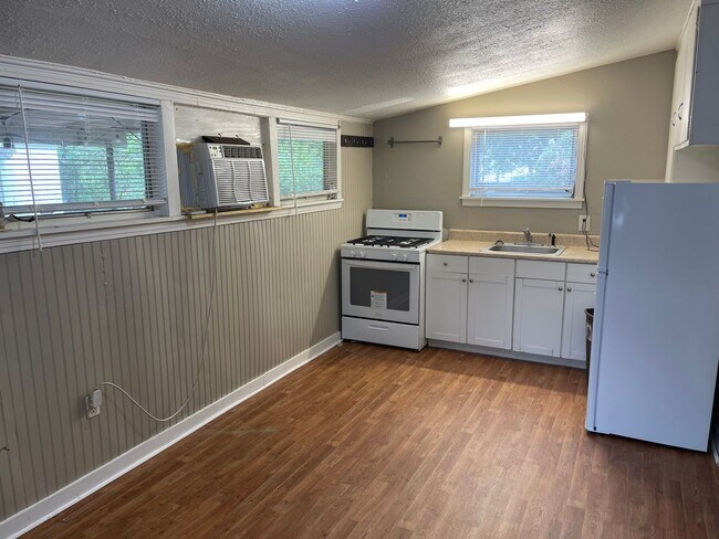 Building Photo - 410.5 8th Ave W