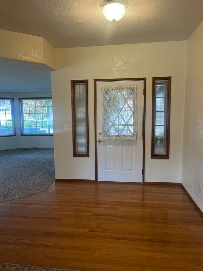 Building Photo - 3 Bedroom 2 Bath House