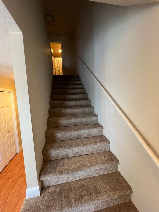 Building Photo - Great family home next door to Edwards Elementary in west Ames-4 bedroom 3 1/2 baths, 2 car garag...