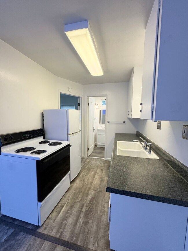 Building Photo - Quaint & Cozy Duplex!!