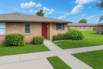 Building Photo - ***Cozy 2 Bedroom Apartment in Eagle Lake! 2ND MONTH RENT FREE!!