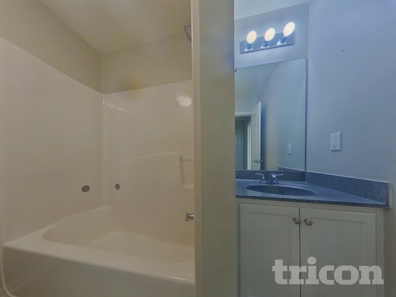 Building Photo - 316 Meadow Vista Ln