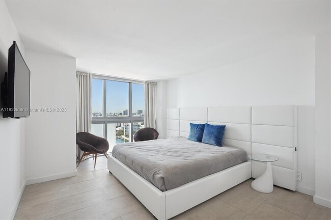 Building Photo - 2655 Collins Ave